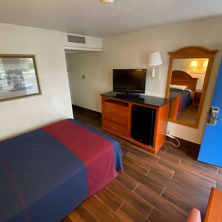 Travelodge By Wyndham Grand Rapids North Уолкер Экстерьер фото