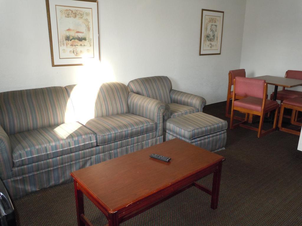 Travelodge By Wyndham Grand Rapids North Уолкер Экстерьер фото