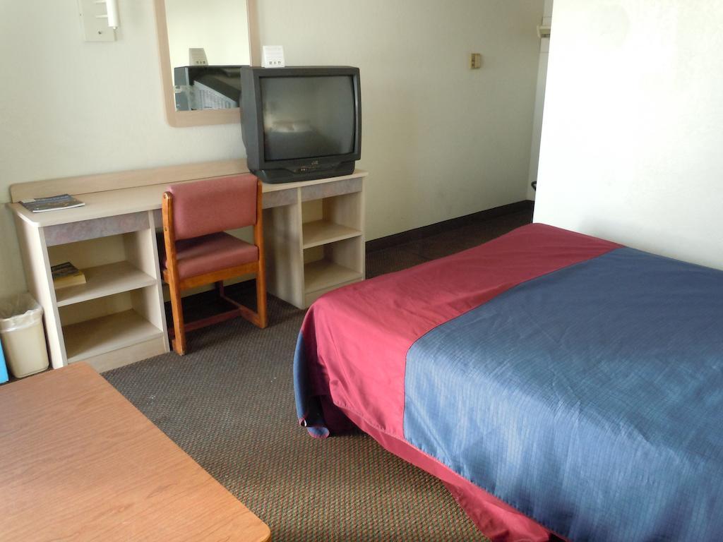 Travelodge By Wyndham Grand Rapids North Уолкер Экстерьер фото