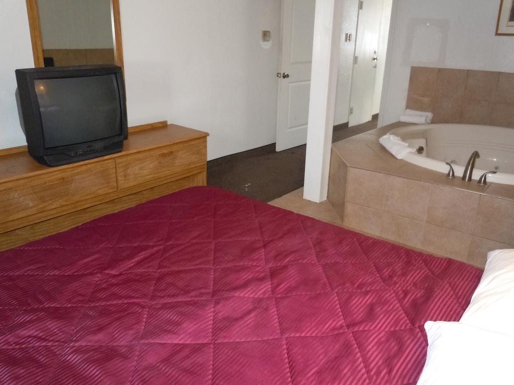 Travelodge By Wyndham Grand Rapids North Уолкер Экстерьер фото