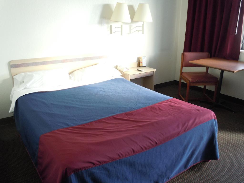 Travelodge By Wyndham Grand Rapids North Уолкер Экстерьер фото